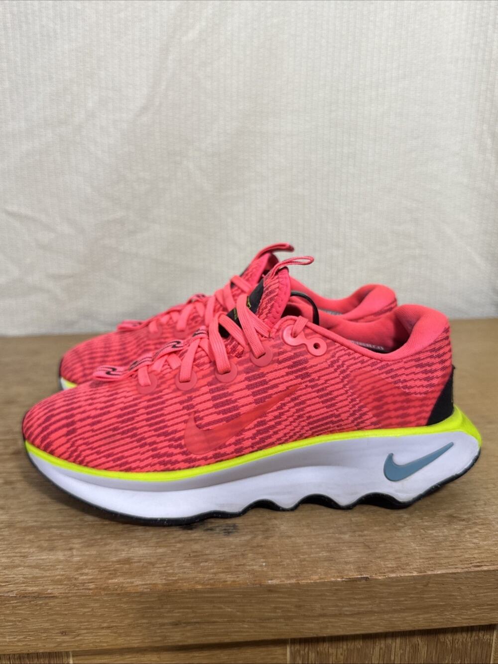 Nike Motiva Hot Punch DV1238-001 Women's Size 7 Athleisure Walking Shoe Running